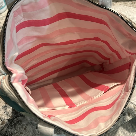 Handmade crossbody made from vintage quilt - Picture 4 of 4